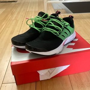 Women s Nike size 5.5 black/green/white